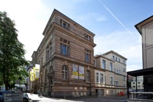 Straßenansicht des Hauses der Akademien in Freiburg