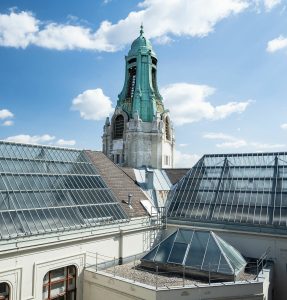 Glaskuppeln neben altem Kirchturm